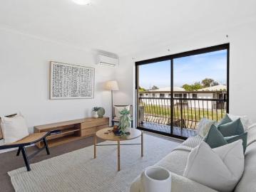 Top floor unit with park views, walk to public transport and shops
