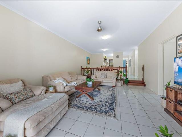 Top Floor Unit with Tropical Surrounds