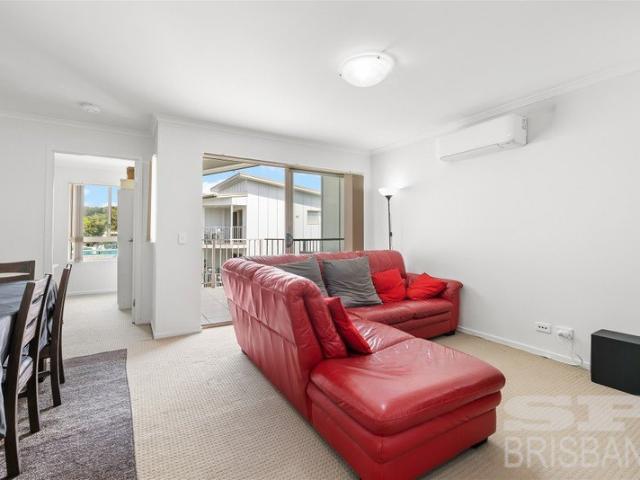 Top floor unit with views Walk to shops, train and schools