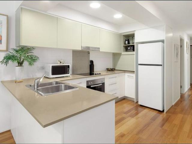 TOP FLOOR UNIT IN PRIME LOCATION, SHORT STROLL TO MAJOR SHOPS
