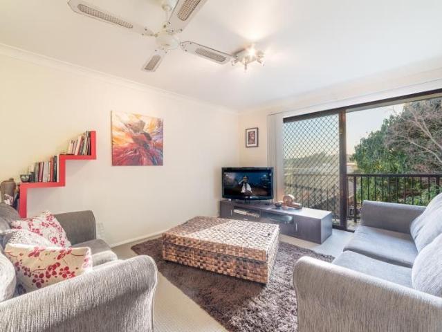 Top Floor Unit in Prime Southport Location Walk to CBD & Broadwater!