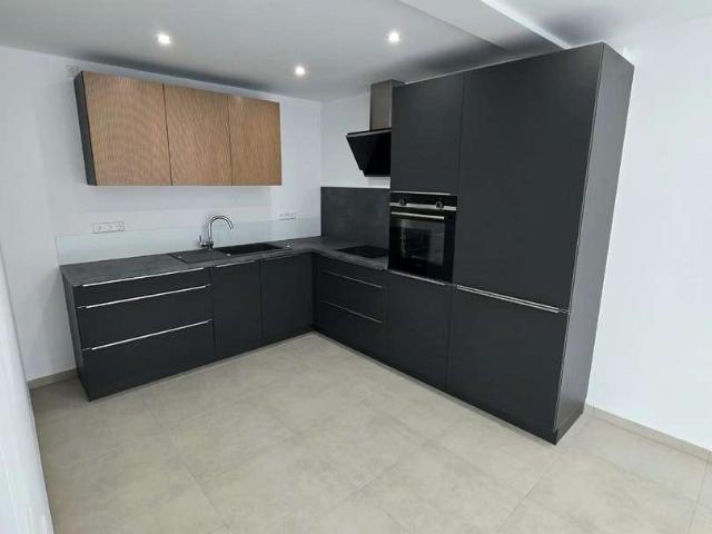 TOP komplett neu renovierte 2 ZKB+neue Einbauküche+Balkon+Parkett