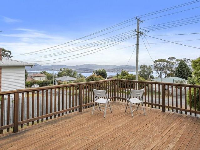Top of the world panoramic views from a premier Mt Nelson address
