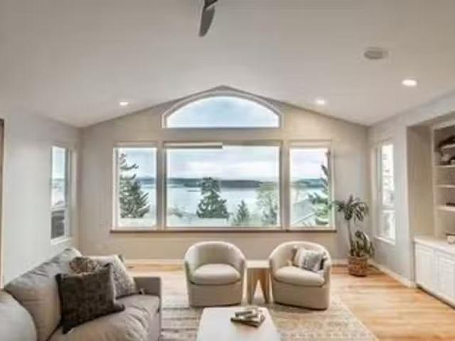Top of the World Views Oak Harbor 4 bed/4 bath, 2491 Freun.