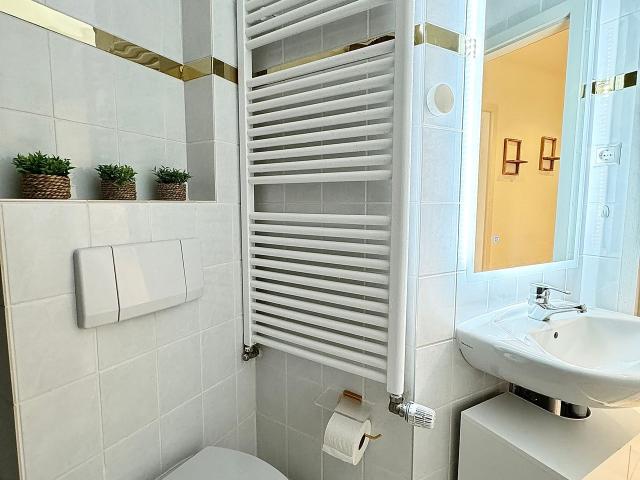 Top location! Stunning city apartment | Cinema screen | WiFi, Hannover Amsterdam Apartments for Rent