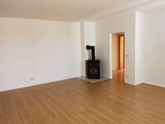 Top Lage 4 Zimmer Wohnung mit Loggia, Klimaanlage und Schwedenofen unmittelbar beim Schulzentrum, Bahnhof und Stadtzentrum!