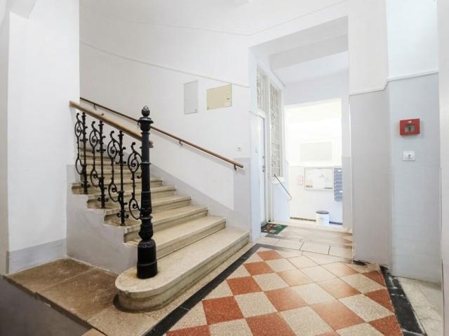 Top Lage! 2 Zimmer Wohnung im 3. Stock mit Potential Ruhige Seitengasse & Innenhoflage Nähe Mariahilferstraße & Westbahnhof!