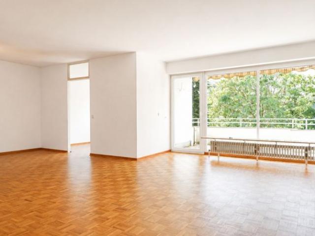 Top Lage Bismarckviertel: Großzügige 2,5 Zimmer Wohnung mit zwei Balkonen und Aufzug!