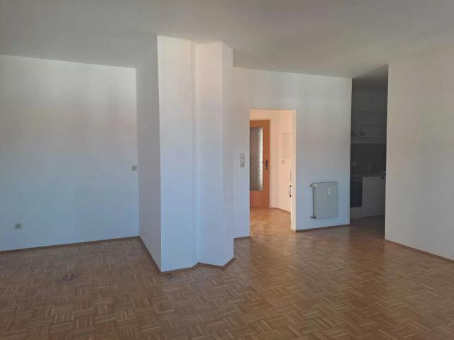 Top Lage sonnige, großzügige 3ZI im Stadtzentrum, PP