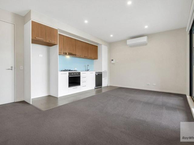 Top Level Apartment With Stunning Views!