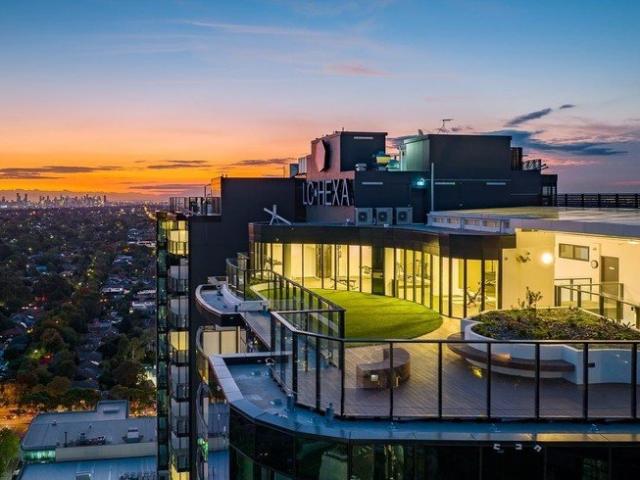 TOP LEVEL APARTMENT WITH VIEWS