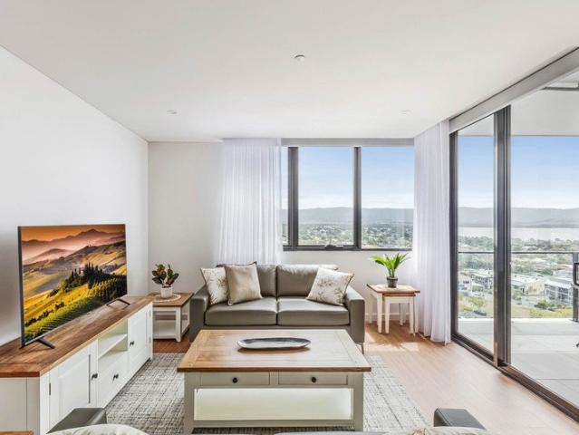 TOP LEVEL EXTRA LARGE 2 BEDROOM APARTMENT AMAZING LAKE VIEWS!