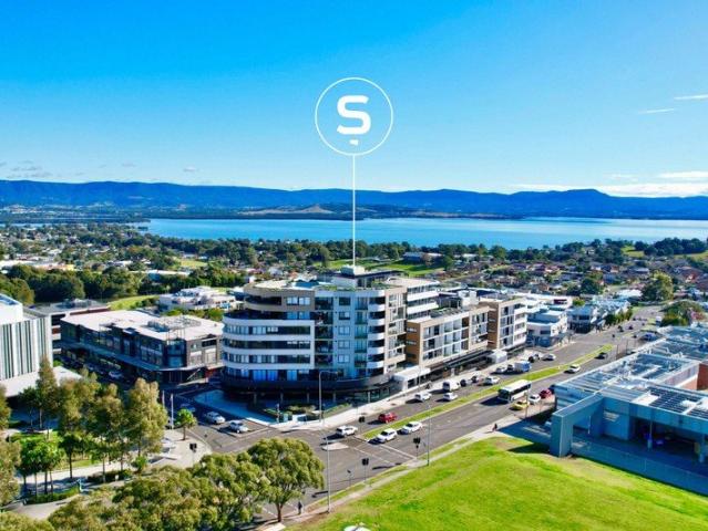 TOP LEVEL EXTRA LARGE 2 BEDROOM APARTMENT AMAZING LAKE VIEWS!