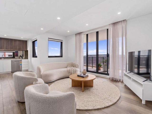 Top Level, Open Plan One Bedroom Apartment in Prime Location!