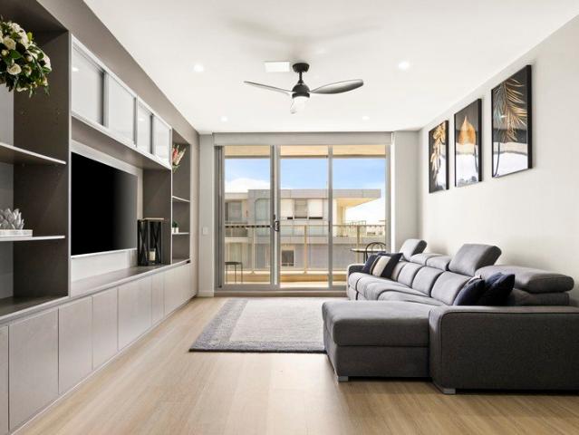 Top Level, Modern and Sun Drenched Apartment Within walking distance to Schofields Train Station & Shops!