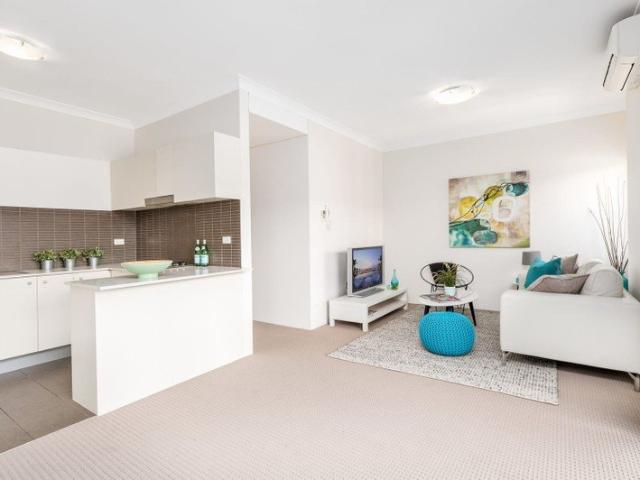Top Level, Split Level Apartment just 6 Minutes' Walk to Station