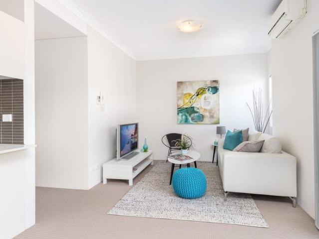 Top Level, Split Level Apartment just 6 Minutes' Walk to Station