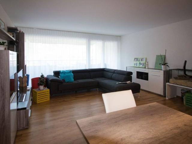 Top moderne 2½ Zimmerwohnung an zentraler Lage