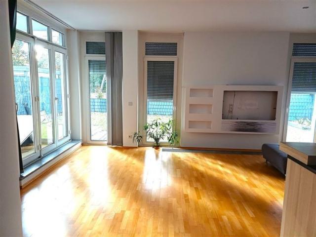 TOP! Moderne 3 Zi. Loftwohnung mit Terrasse und Garten, EBK, Fußbodenheizung, Carport