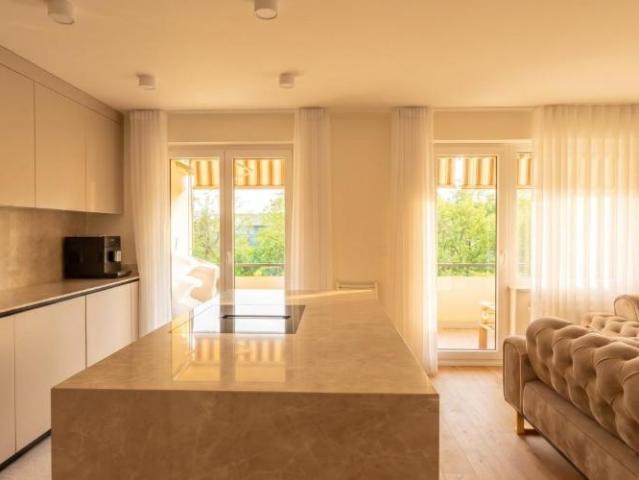 Top Moderne und Renovierte Wohnung mit Wintergarten Balkon