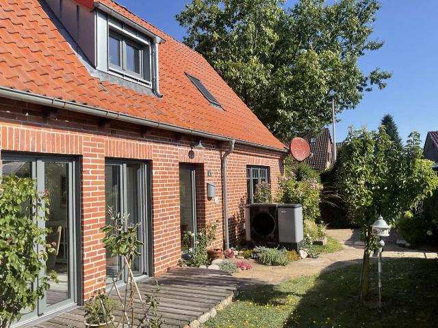 Top modernisiertes Eigenheim mit Wärmepumpe, Traumgarten courtagefrei