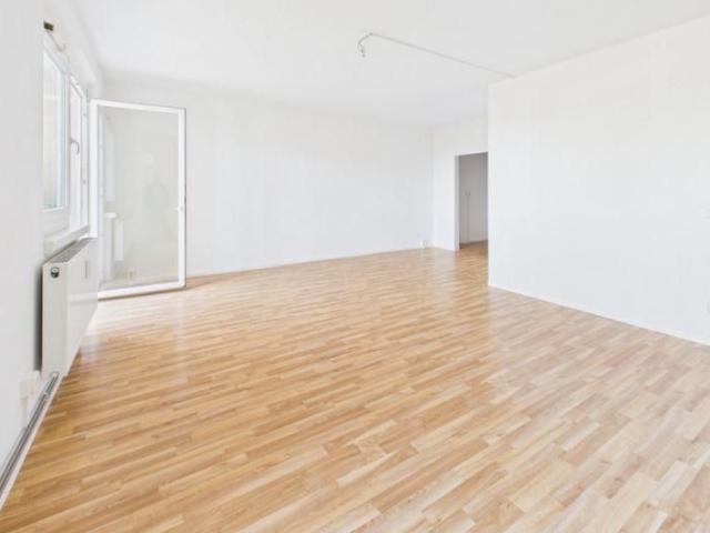 Top saniert mit großem Balkon und super Weitblick! * Aufzug