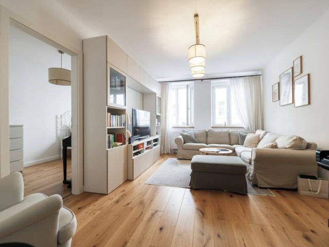 Top sanierte 3 Zimmer Wohnung in 1050 Wien – Wohnzimmer, 2 Schlafzimmer & getrennte Küche Derzeit vermietet