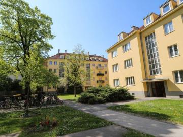 Top sanierte 2 Zimmer Wohnung + 2 Extra Zimmer im ausgebauten Dachboden mit Balkon in perfekter Zentrumslage
