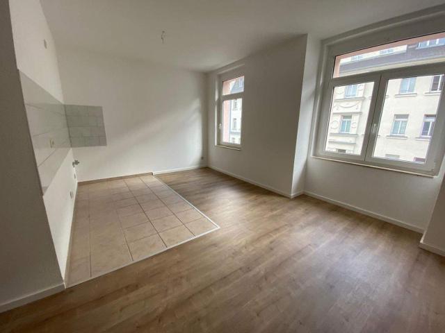 TOP sanierte Whg. im 2. OG frei ab SOFORT ! Bad mit Wanne u.v.m