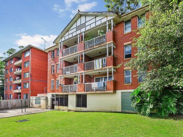 TOP POSITION SO CONVENIENT ! JUST FEW MINS WALK TO STATION & SHOPS !