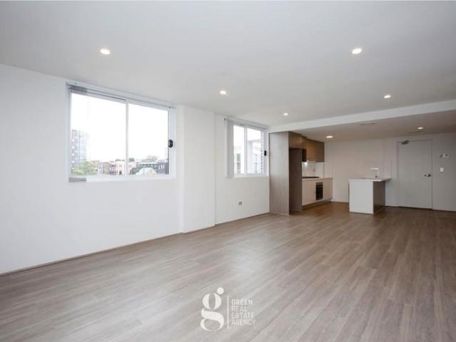 Top Quality 3 Bedroom Apartment with Panoramic Water Views!