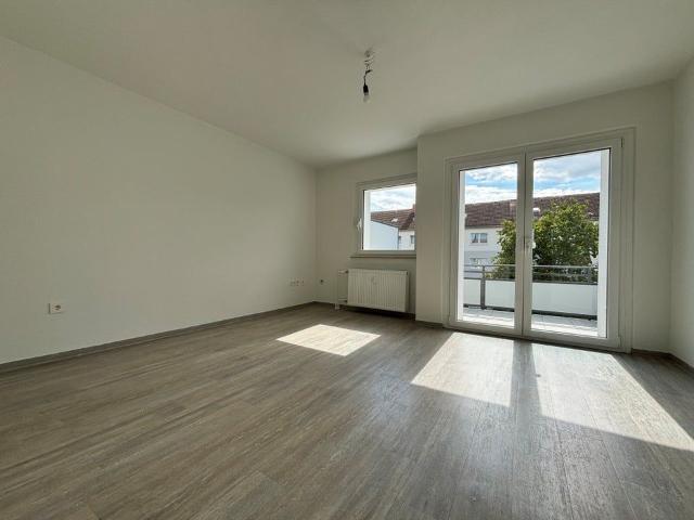 TOP renoviert: 3 Zimmer Wohnung in Do Rahm mit weitläufigen Balkon
