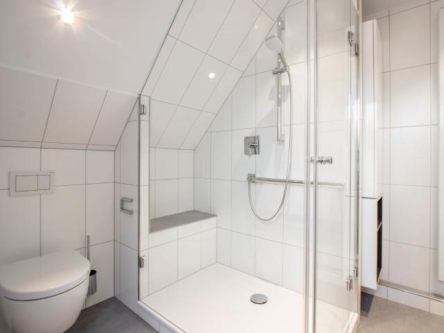 Top renovierte 3 Zimmer Dachgeschosswohnung mit Balkon und Einbauküche in Bielefeld Hillegossen
