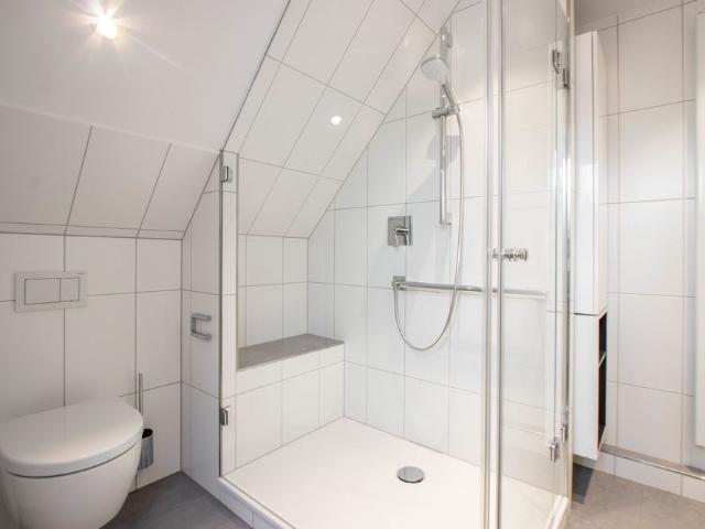Top renovierte 3 Zimmer Dachgeschosswohnung mit Balkon und Einbauküche in Bielefeld Hillegossen