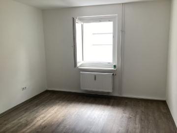 Top renovierte, geräumige 2,5 Zimmer Wohnung für Ihre kleine Familie