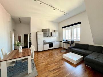 Top Wohngegend / U1 Nähe! 66m2 Dachgeschosswohnung mit Traumblick!