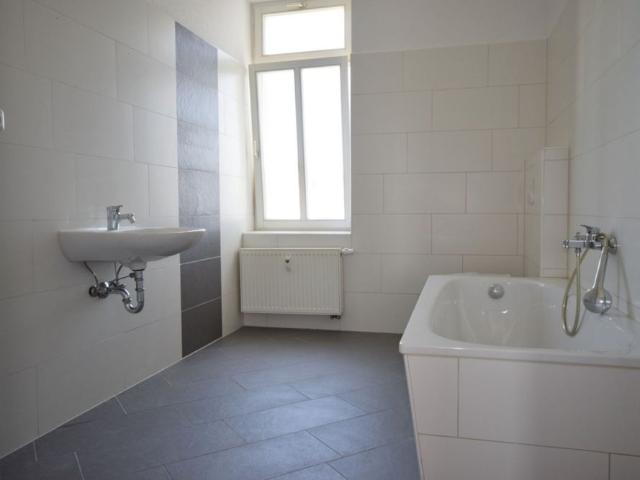 TOP WOHNGEFÜHL • 4 Zimmer • Bad mit Wanne & Dusche • große Portaltüren • unbedingt Anschauen !