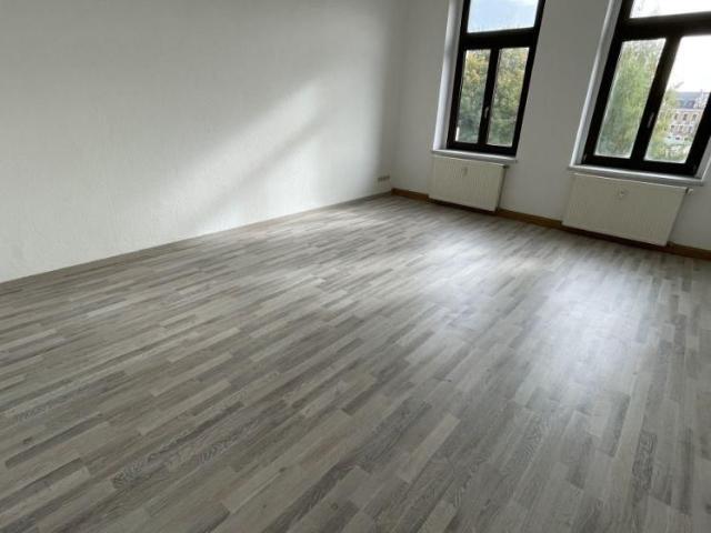 TOP Wohnung im 1. OG neues Laminat + neues Badezimmer mit Fenster u.v.m