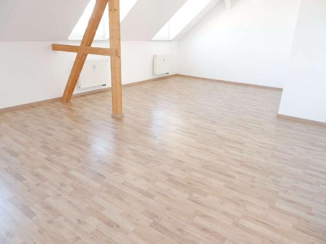 TOP Whg. im Dachgeschoss = 3.OG / Laminat / inkl. EBK ! PROVISIONSFREI !