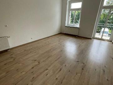 TOP Whg. im 1. OG / Bad mit Fenster / Laminat / Balkon