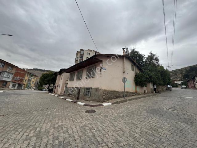 Topçubağı Cami Yanında Bahçeli 460m2 3+1 Satılık Müstakil Ev