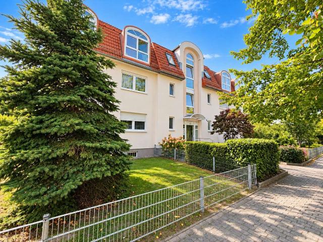TOP Zustand – 2022 sanierte Dachgeschosswohnung mit Westbalkon, Einbauküche und Stellplatz