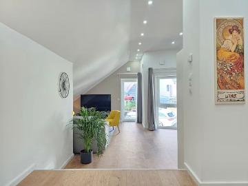 Topaz Design Loft at the Castle, Parking and Balcony