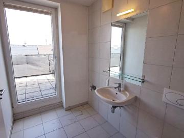 TOPGELEGENHEIT, 113 m2 Neubau mit 39 m2 Freifläche, Wohnküche, 2 Zimmer, Wannenbad, Parketten, Innstraße