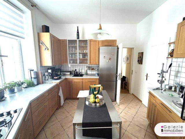 Topgepflegte 6 Zimmer Altbauwohnung mit traumhaftem Ausblick 8m² Balkon beauftragt