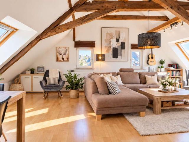 Toplage, helles Dachgeschoss mit Südbalkon und Einbauküche!