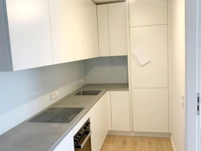 TOPLAGE: 5. Etage Straßenseitige, moderne 2 Zimmerwohnung mit Loggia! Mietbeginn 01.01.2027