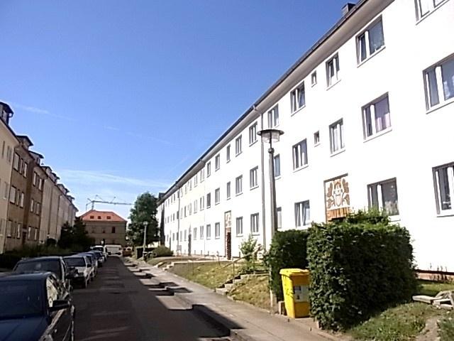 Topp DG Wohnung mit Dachterrasse in ruhiger Seitenstraße, 2010 saniert, frei ab vstl. 01.12.2026