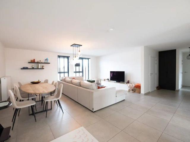 Topper! Ruim 3 gevel appartement van 118 m² met ruim terras van 21,5 m² en parkeerplaats te Sint Eloois Vijve