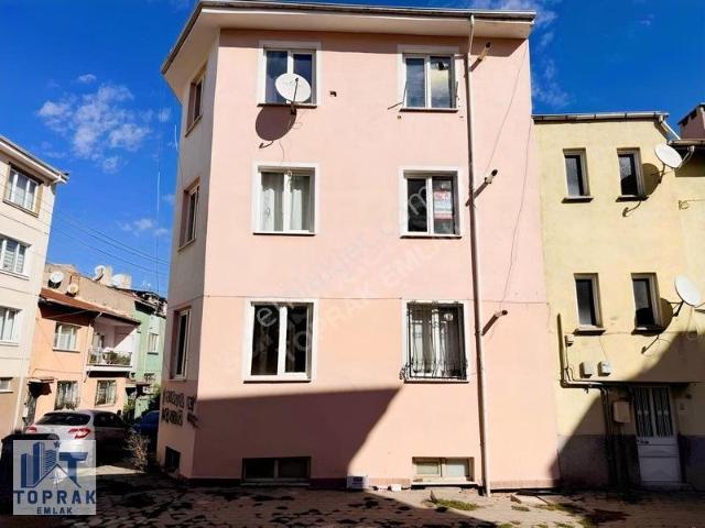 Toprak Emlaktan Eczacılık Kapısı Yakını Ara Kat Kiralık 1+1